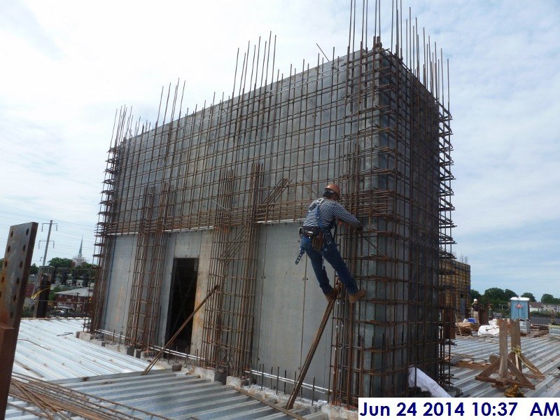 Installing rebar mats at Elev. 1,2,3 (3rd Floor) Facing South-West (800x600)